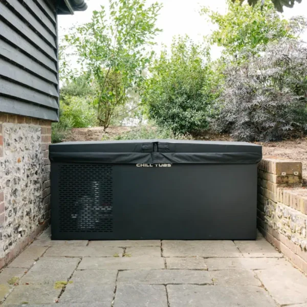 chill-tubs-original-ice-bath-outside-with-cover.webp